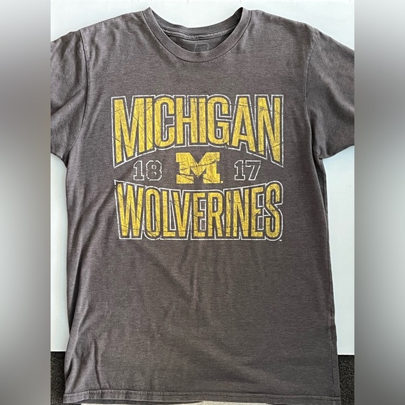 MICHIGAN UNIVERSITY FOOTBALL T-SHIRT—MENS SMALL—NICE CONDITION/ NO FLAWS 💙💛 - Picture 7 of 10